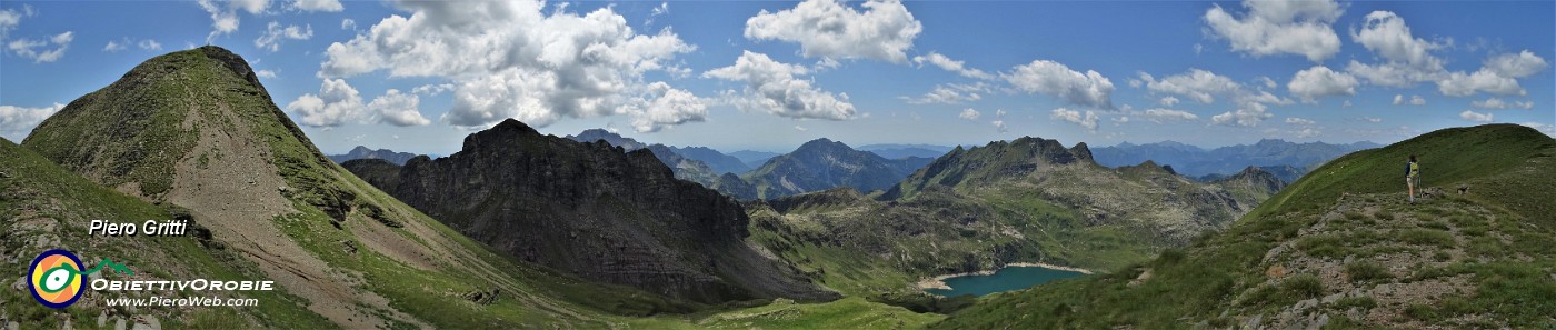 67 Dal Pizzo Farno ( a sx) ora siamo  a dx sulla cresta che poi discende ai Laghi Gemelli.jpg